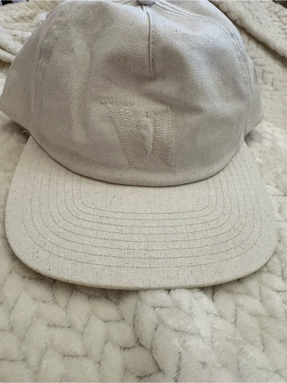 Beige Men's Canvas Baseball Cap with Embroidered 'V' for vulori